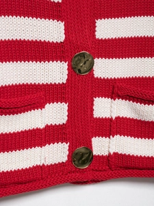Detail von rot-weiß gestreifter Strickweste mit strukturierten Goldmetallknöpfen