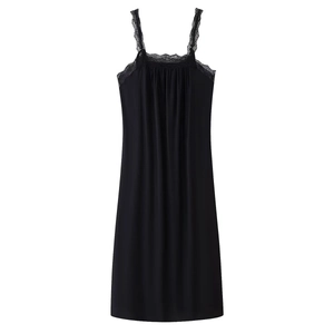 Elegante abito midi in raso nero con rifiniture in pizzo floreale e spalline sottili
