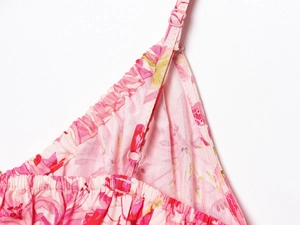 Détails des bretelles réglables et du décolleté plissé élastique sur robe à fleurs