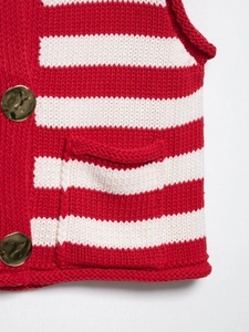 Detailaufnahme der rot-weiß gestreiften Strickware mit strukturierten Goldknöpfen