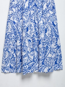 Détail de l'imprimé floral bleu et blanc avec broderie anglaise délicate ajourée