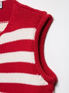 Makroansicht der rot-weiß gestreiften Stricktextur und Nähte der Weste im Detail