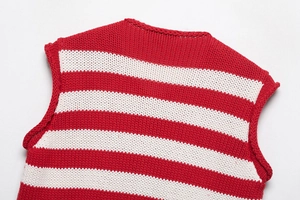 Detailaufnahme der rot-weiß gestreiften Strickweste mit Fokus auf Grobstrick-Textur