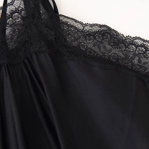 Elegantes schwarzes Satin-Midikleid ohne Ärmel mit zartem Spitzenbesatz am Ausschnitt