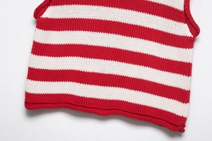 Detailaufnahme der rot-weiß gestreiften Strickweste mit strukturierter Oberfläche