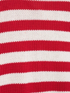Detailansicht des dick gestrickten rot-weiß gestreiften Stoffes mit V-förmiger Webstruktur