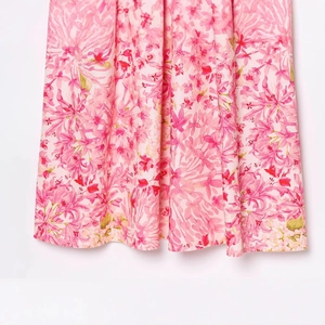 Robe d'été sans manches avec col en V et imprimé floral rose sur tissu léger