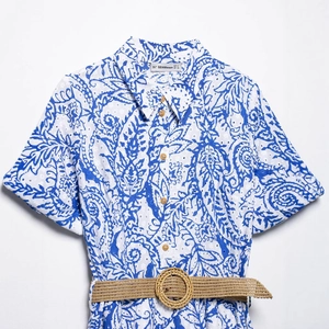 Robe longue imprimée paisley à manches courtes avec broderie et ceinture en paille