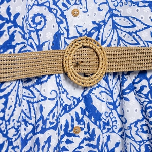 Robe longue d'été à fleurs bleues avec broderie anglaise et ceinture tressée