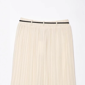 Jupe midi plissée beige élégante avec fine ceinture noire et taille élastiquée confort