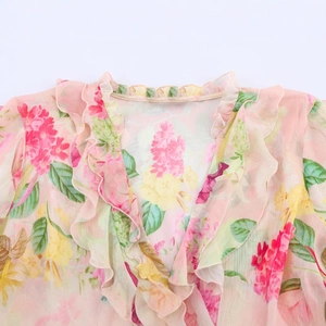 Camicetta in chiffon rosa con stampa floreale, scollo a V e dettagli di balze a strati
