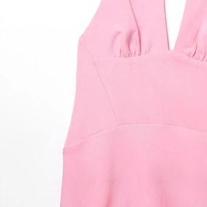 Robe midi rose à licou avec décolleté en V profond et détails plissés en mousseline