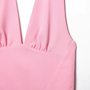 Robe midi dos nu rose avec décolleté en V plongeant et détails plissés d'été