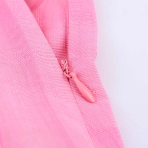 Abito rosa tinta unita con dettaglio di cerniera laterale invisibile di alta qualità