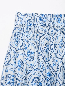Détail de taille élastique et imprimé floral bleu sur jupe en coton et lin