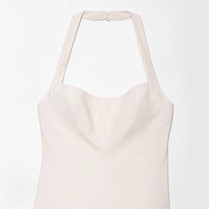 Chic off-white halter neck mini dress with heart-shaped neckline and button details
