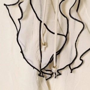 Camicetta donna con scollo a V, maniche lunghe, volant e cuciture nere a contrasto