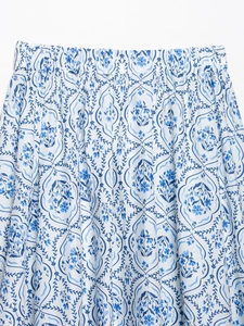 Détail de l'imprimé floral bleu sur jupe midi à taille élastique avec motifs botaniques