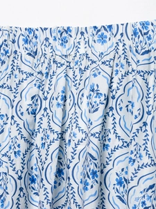 Détail de la taille élastique sur jupe midi avec motif floral en porcelaine bleue