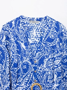 Détail de la robe à imprimé cachemire avec col en V, boutons en bois et broderie anglaise