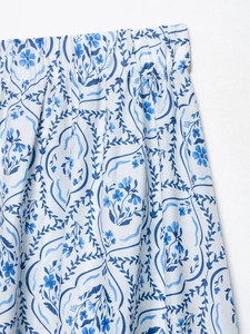 Détail de la taille élastique et de l'imprimé floral bleu sur la jupe midi