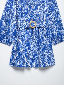Détail de robe à imprimé paisley bleu montrant la ceinture et la broderie