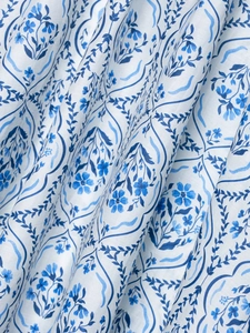 Détail du tissu à fleurs bleues sur fond blanc pour cette jupe midi élégante et fluide