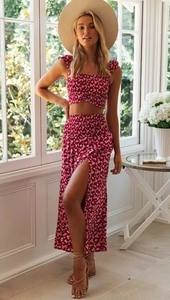 Dettaglio completo due pezzi floreale rosso con top a volant e gonna con spacco estivo