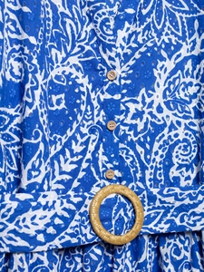 Détail de la robe à fleurs bleue avec broderie anglaise, boutons en bois et boucle en paille