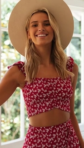 Dettaglio del completo a due pezzi rosso floreale con crop top a balze e increspature