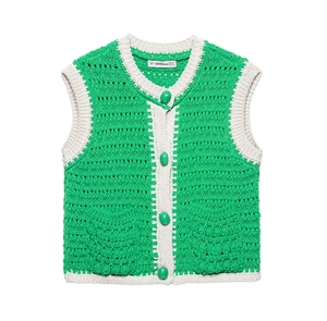 Dettaglio del gilet in maglia verde con bordi crema a contrasto e trama traforata