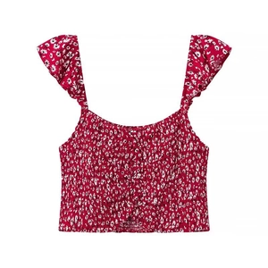 Dettaglio crop top rosso a fiori con tessuto a punto smock e spalline a volant