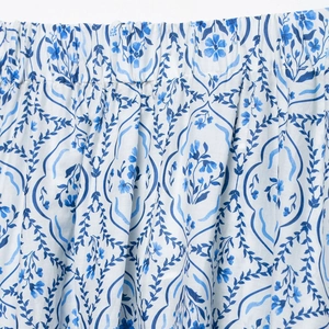 Jupe midi à fleurs bleues et blanches avec taille élastique froncée et texture coton doux