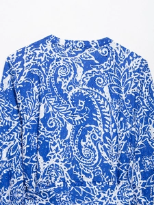 Détail de l'imprimé cachemire bleu et de la broderie anglaise sur le col de la robe