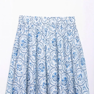 Jupe midi taille haute style porcelaine bleue et blanche avec ceinture élastique