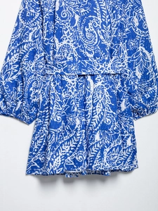 Détail de la broderie anglaise paisley bleue et ceinture assortie sur une robe bohème