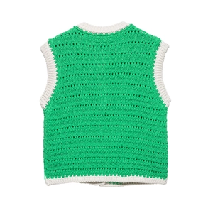 Dettaglio gilet in maglia verde con bordi bianchi a coste e trama traforata