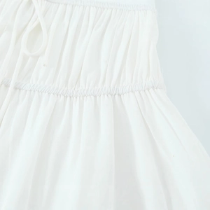 Robe d'été blanche style français avec taille nouée et design froncé pour vacances