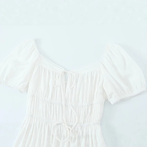 Robe courte blanche style français avec manches bouffantes, taille plissée et nœuds