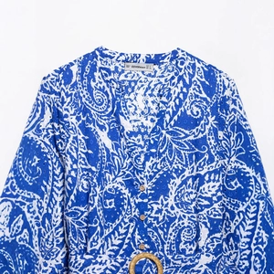 Robe longue femme à col en V, imprimé paisley bleu avec broderie et ceinture tressée