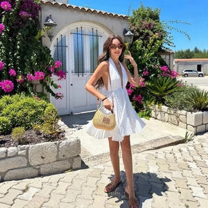 Abito bianco con ricamo traforato e scollo all'americana per vacanze estive e stile street