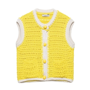 Gilet estivo da donna in maglia con patchwork giallo e beige e grandi bottoni rotondi