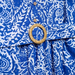 Robe imprimée à fleurs bleues et blanches avec boucle de ceinture tressée