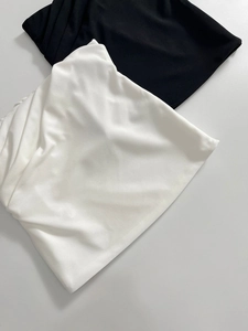 Dettagli della trama a maglia morbida dei top a fascia neri e bianchi