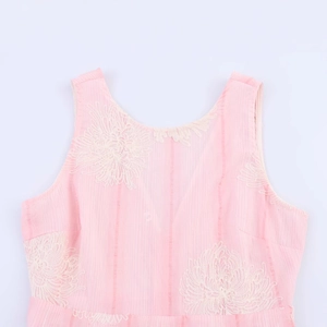 Sommerliches rosa ärmelloses Kleid mit Rundhalsausschnitt und weißer Blumenstickerei