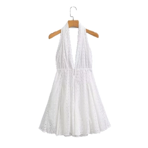 Abito bianco con scollo all'americana, ricamo traforato e profondo scollo a V estivo