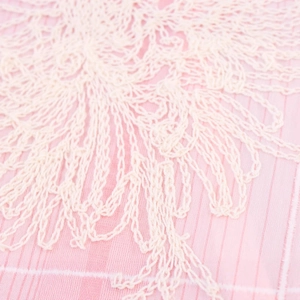 Detailaufname der Stickerei auf dem rosa-weiß gestreiften ärmellosen Kleid für Damen
