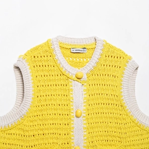 Gilet in maglia gialla con bordo bianco a contrasto e bottoni grandi per l'estate
