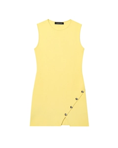 Détail de la robe en tricot jaune clair avec fente latérale et boutons cœur argentés