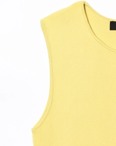 Détail de la robe tricotée jaune vif sans manches avec texture fine et encolure ronde